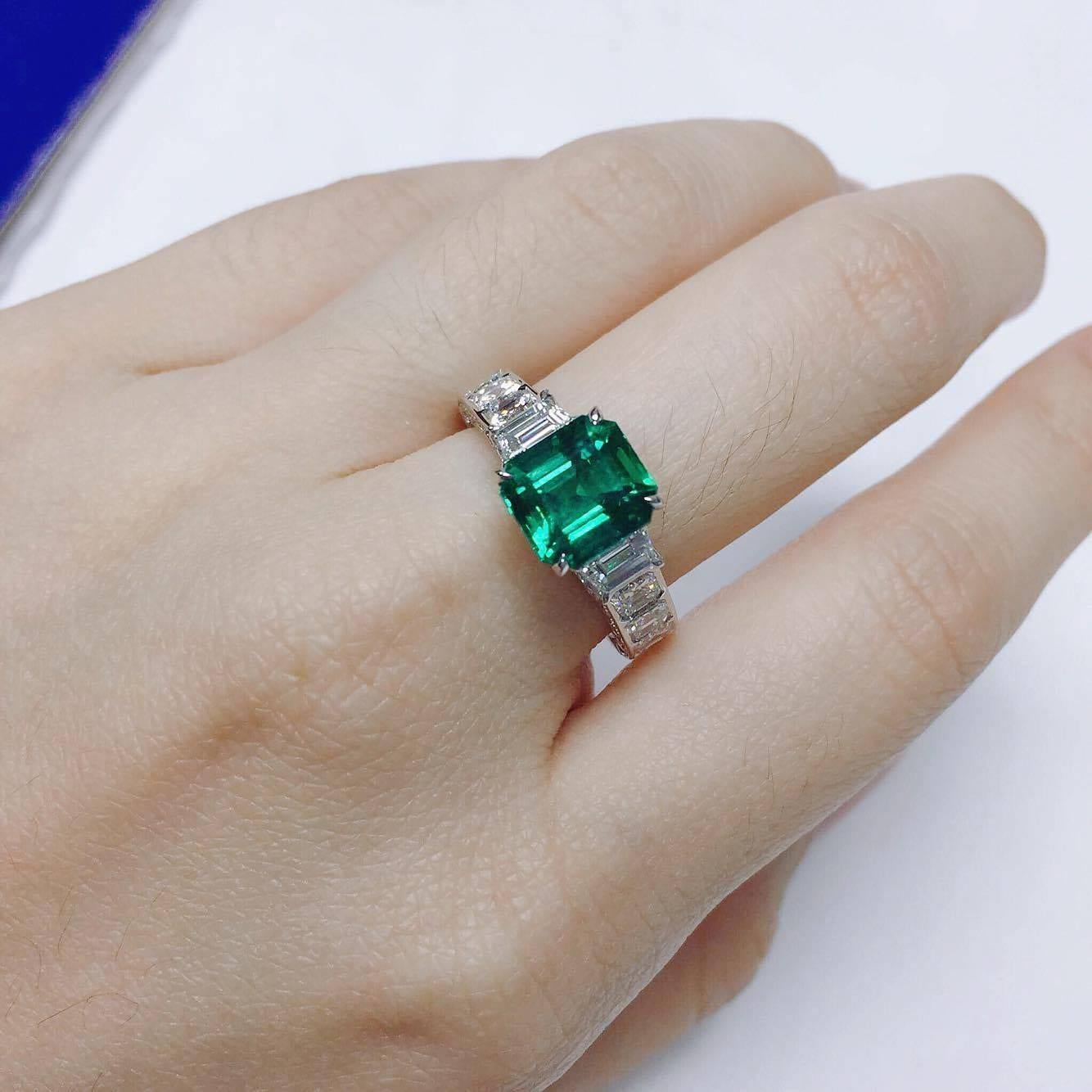 Modern 5.80 carat Emerald Diamond Ring