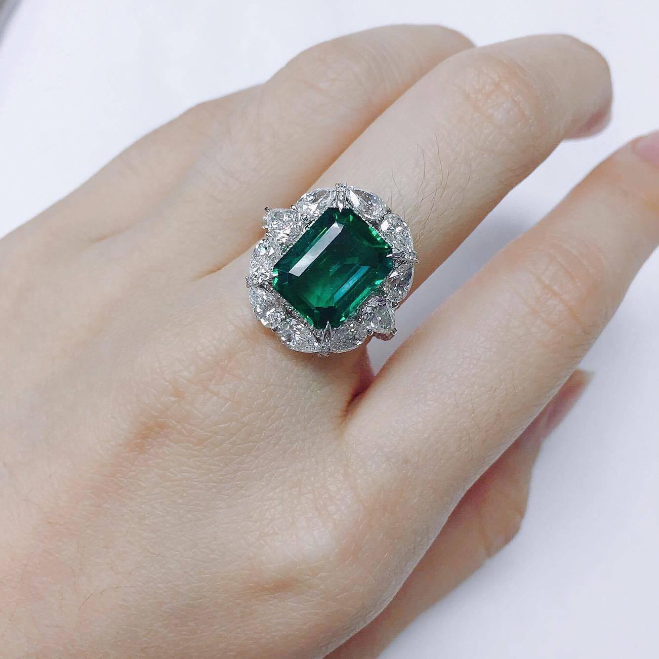 7.34 Karat Einzigartiger Smaragd-Diamant-Ring im Zustand „Neu“ in New York, NY