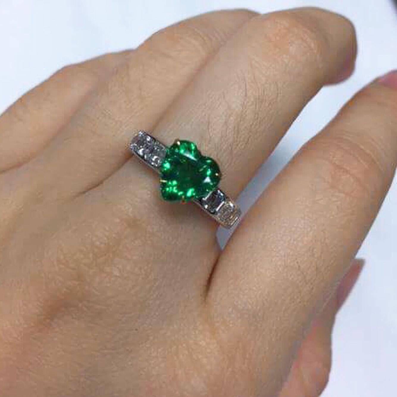 Art Deco Vivid Green Emerald Diamond Ring 