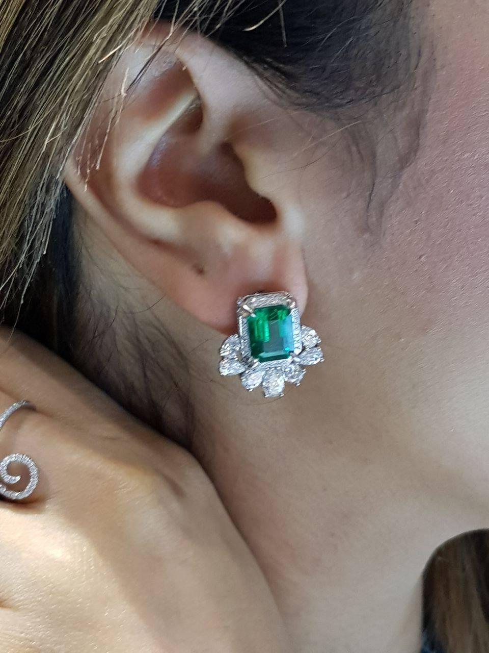 Wow! We handmade these one-of-a-kind emerald diamond earring pear shapes.
 
18kt white gold set with emeralds (6.59 carat) Vivid Intense Green AAA quality.
 
E color VVS1: diamond (324 carat)
Total Carat Weight: 9.83ct