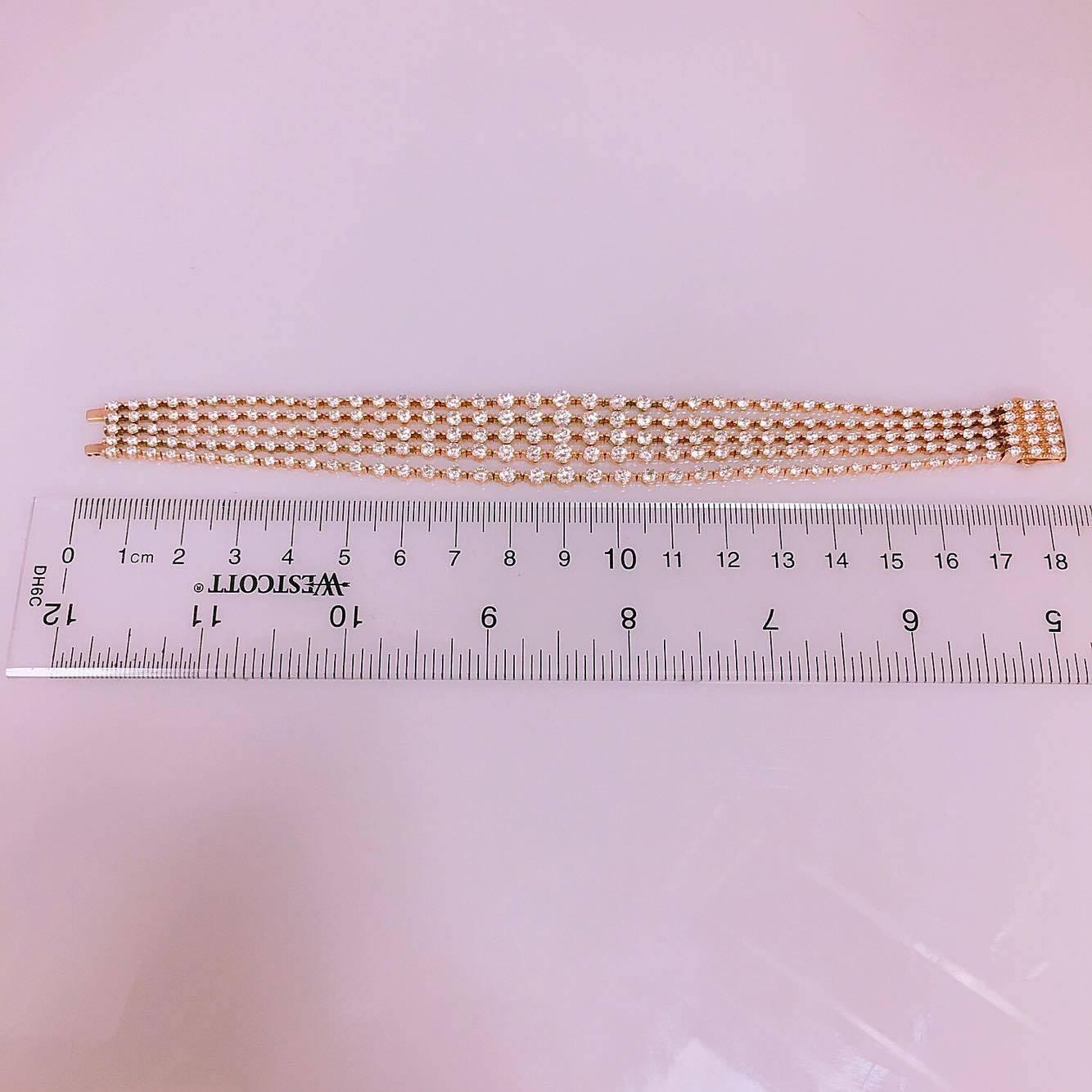 Taglio rotondo Bracciale di diamanti senza fine a cinque file graduate da 15,00 carati in vendita
