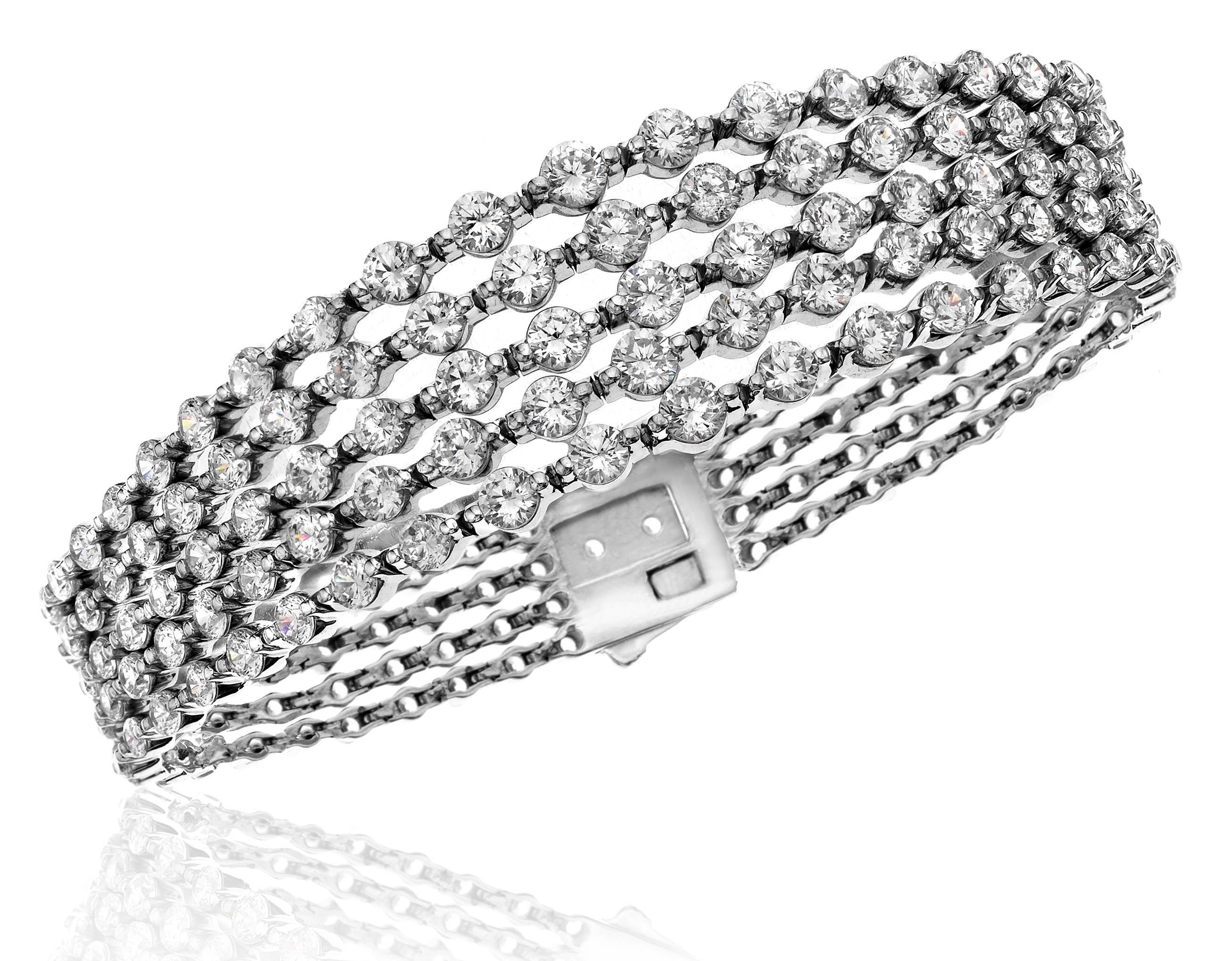 Questo bracciale presenta il nostro meccanismo di chiusura a pressione senza fine, unico nel suo genere, con diamanti graduali fino a .25ct ciascuno!  L'intero bracciale è tempestato di diamanti naturali, compresa la chiusura! 5 file di diamanti!