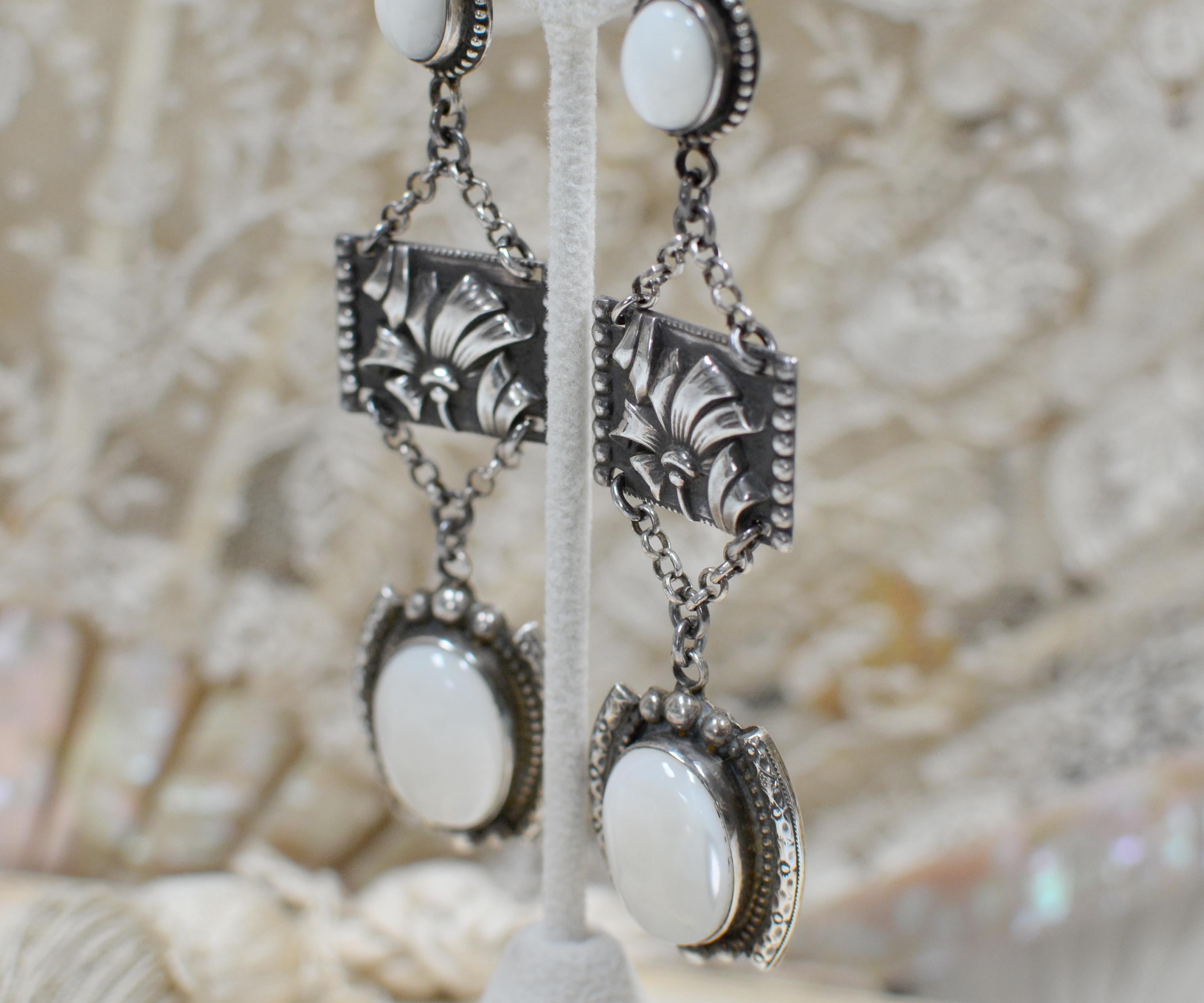 Jill Garber Boucles d'oreilles en goutte en argent sterling en relief repoussé avec nacre et nacre Unisexe en vente