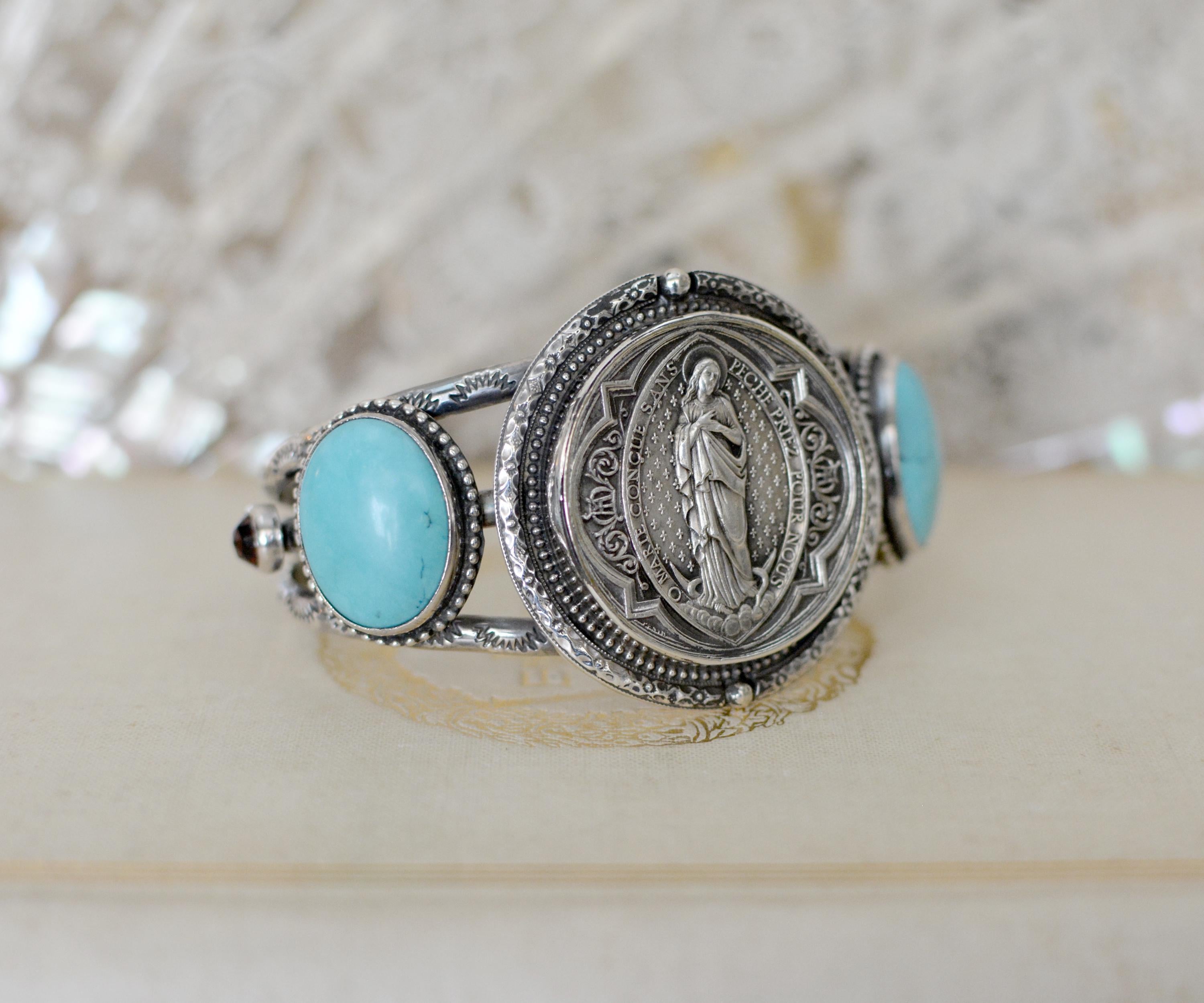 Taglio ovale Jill Garber Antique French Medaglia del Sacro Cuore con braccialetto in turchese in vendita