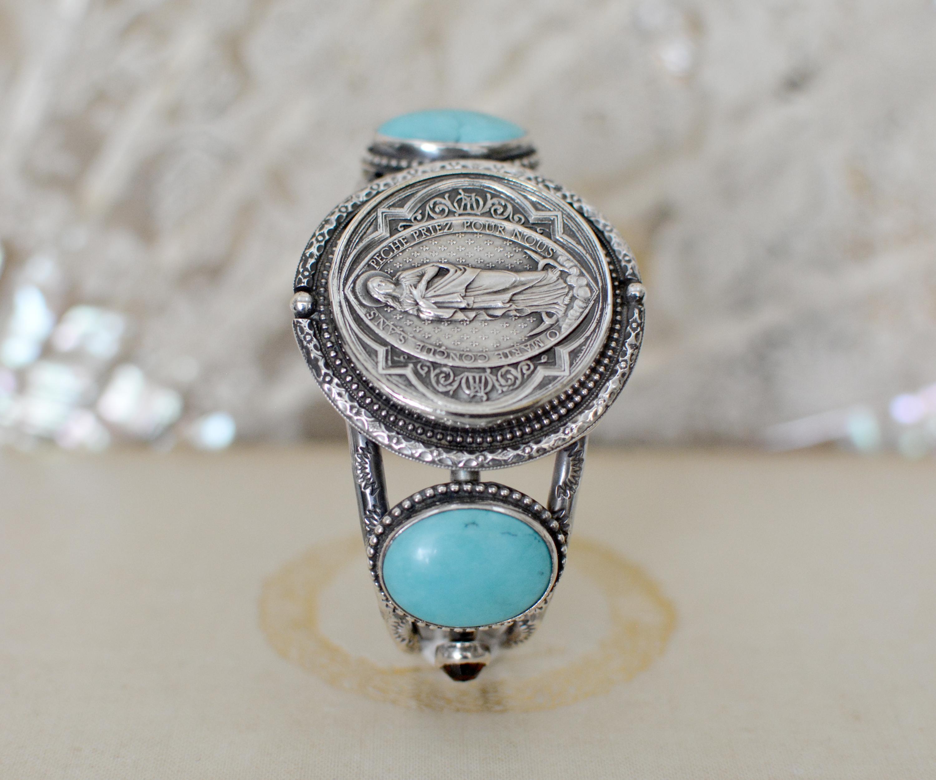 Jill Garber Antique French Medaglia del Sacro Cuore con braccialetto in turchese in vendita 2