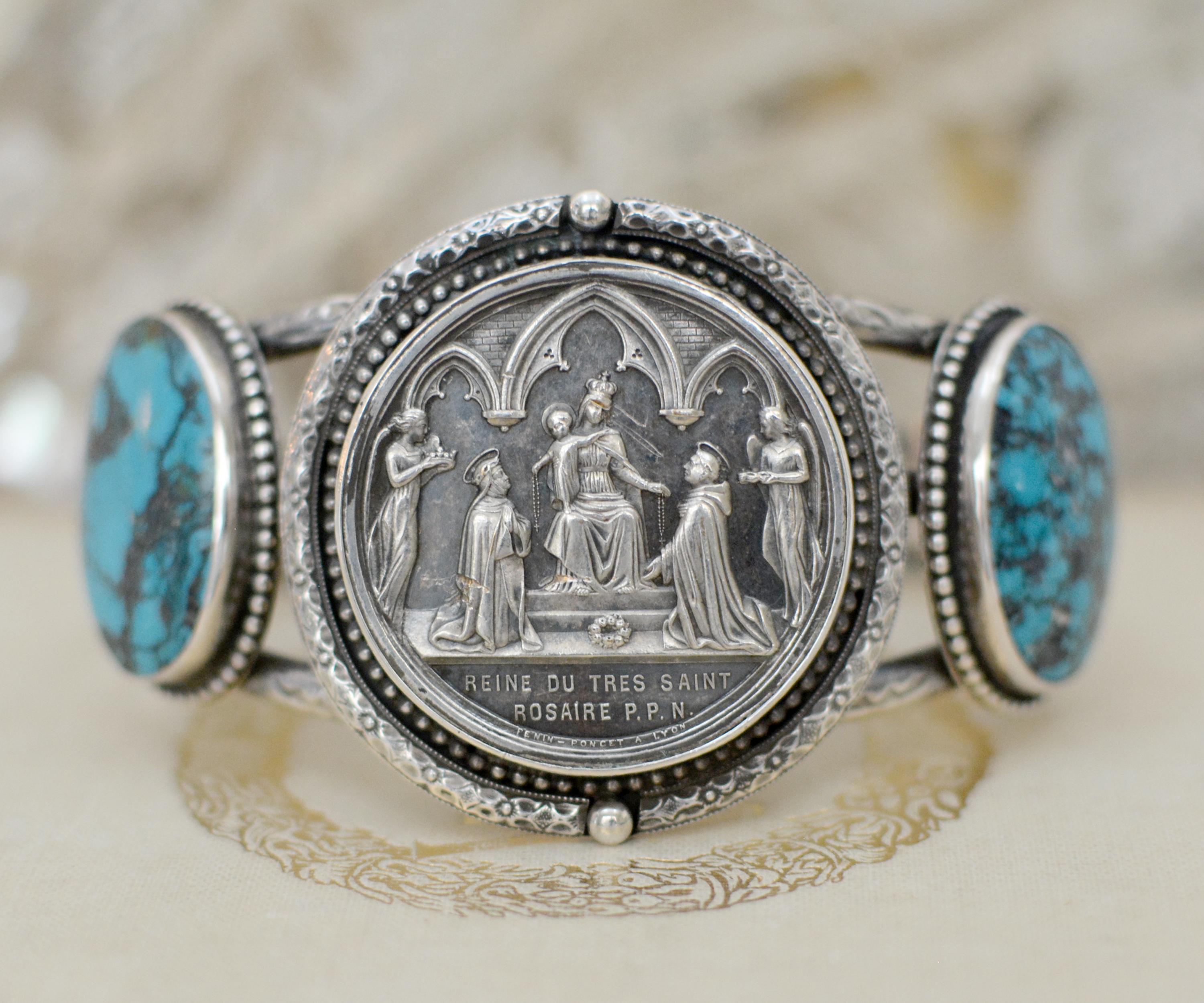 Baroque Jill Garber Bracelet manchette de mariage français ancien avec médaille et turquoise en vente