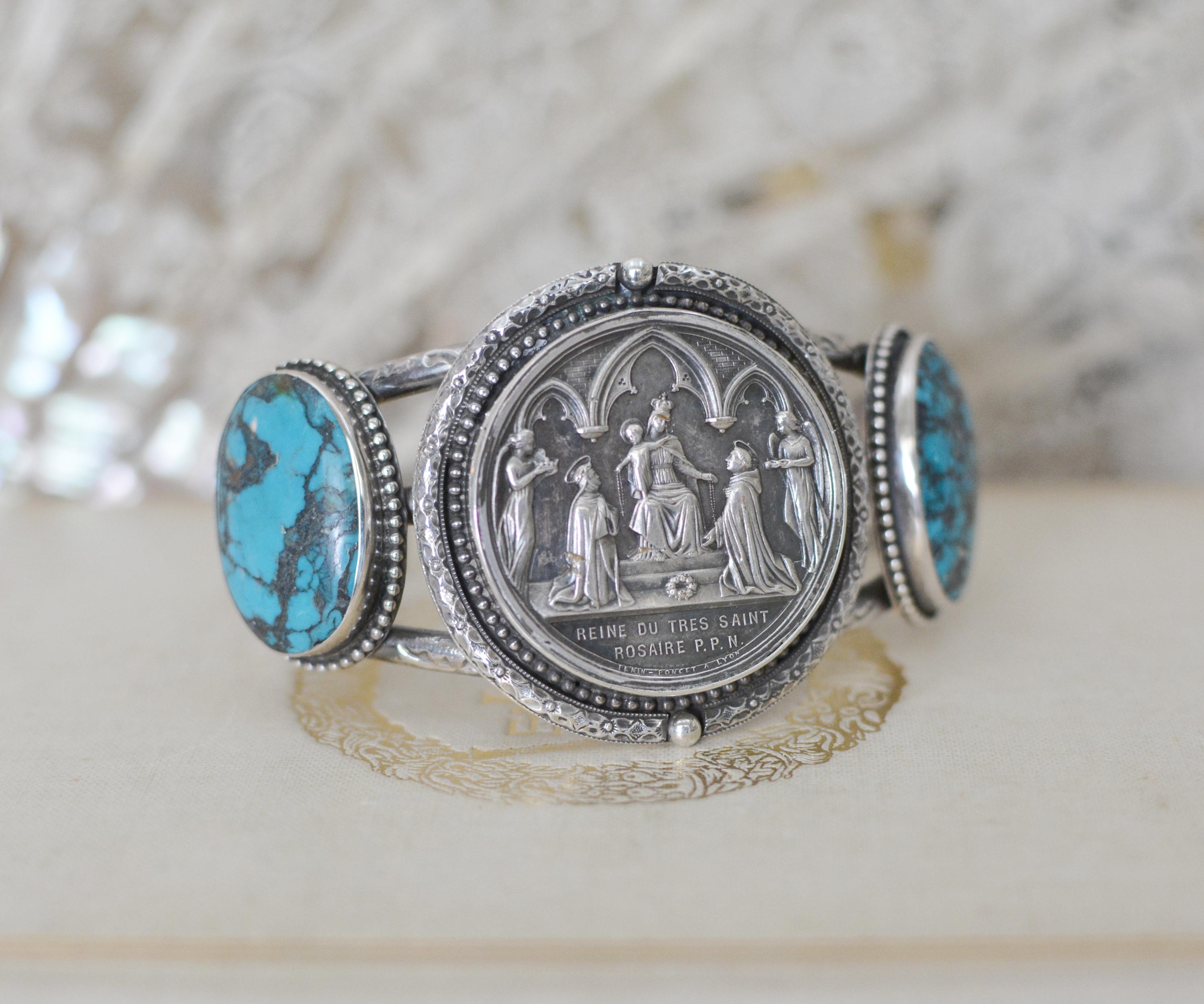 Jill Garber Bracelet manchette de mariage français ancien avec médaille et turquoise Excellent état - En vente à Saginaw, MI