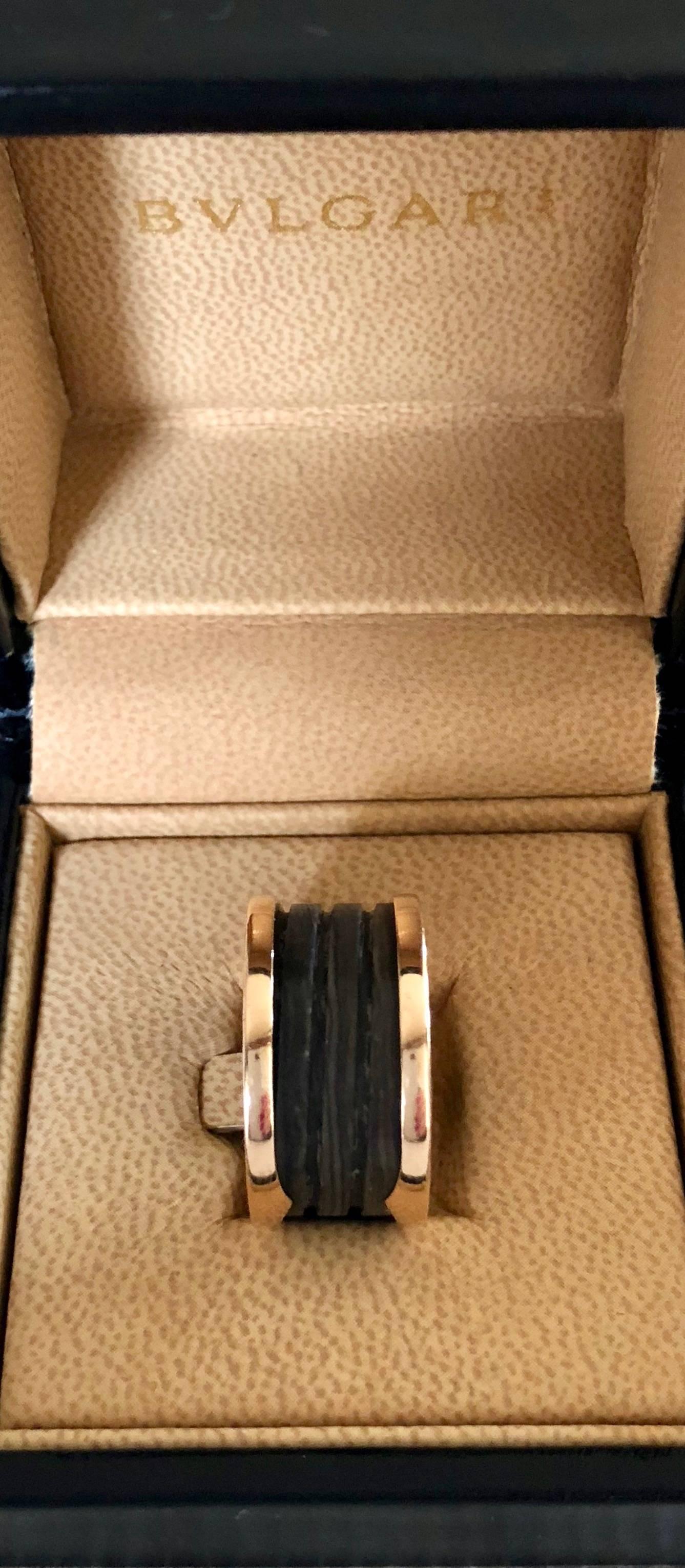 Signature style ring by Bulgari. Elegant and timeless. 

Material: Pink gold and brown marble 4-band
Size: 57
Condition: Excellent
Comes with: Original Bulgari box and certificate of authenticity

All items are subject to a strict quality control