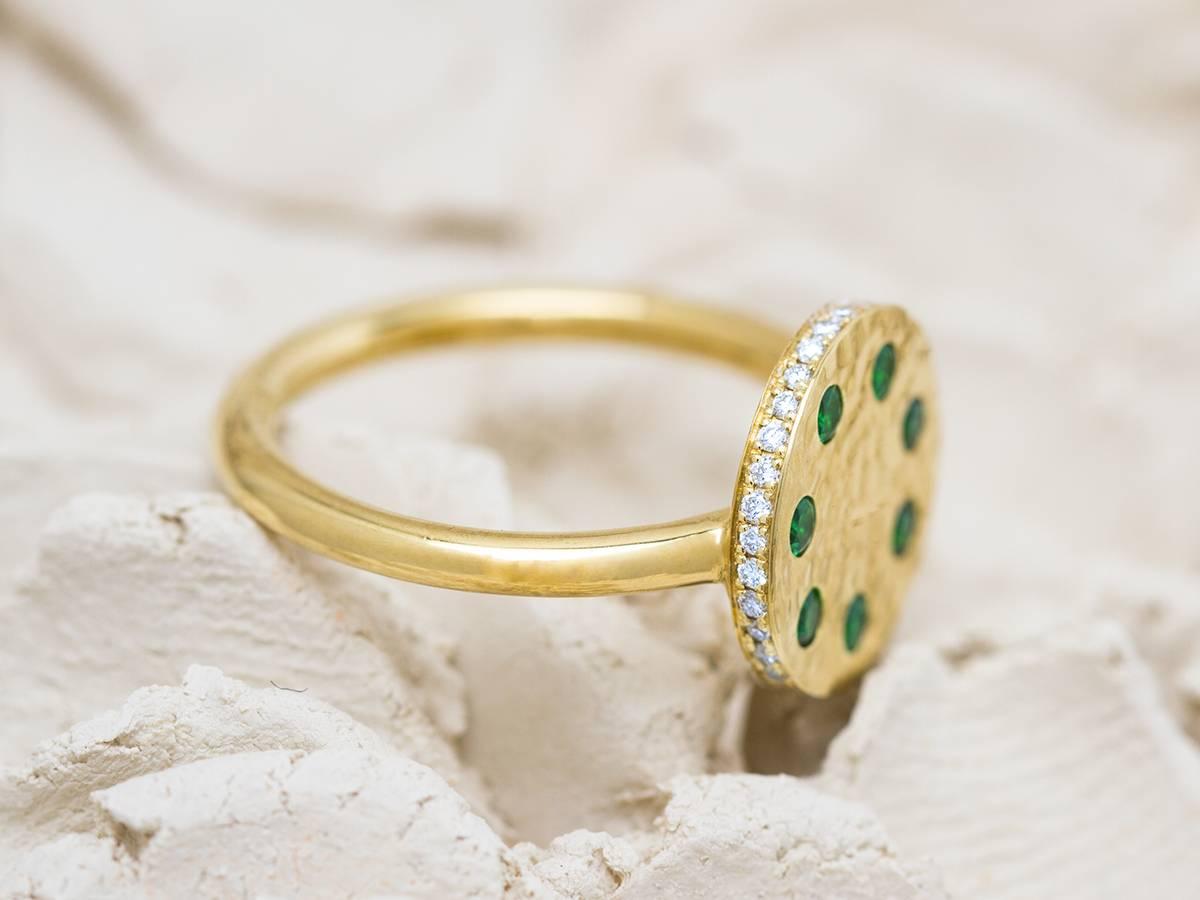 Round Cut Tsavorite and Diamond Micropavé 18 Karat Gold Sundial Ring For Sale
