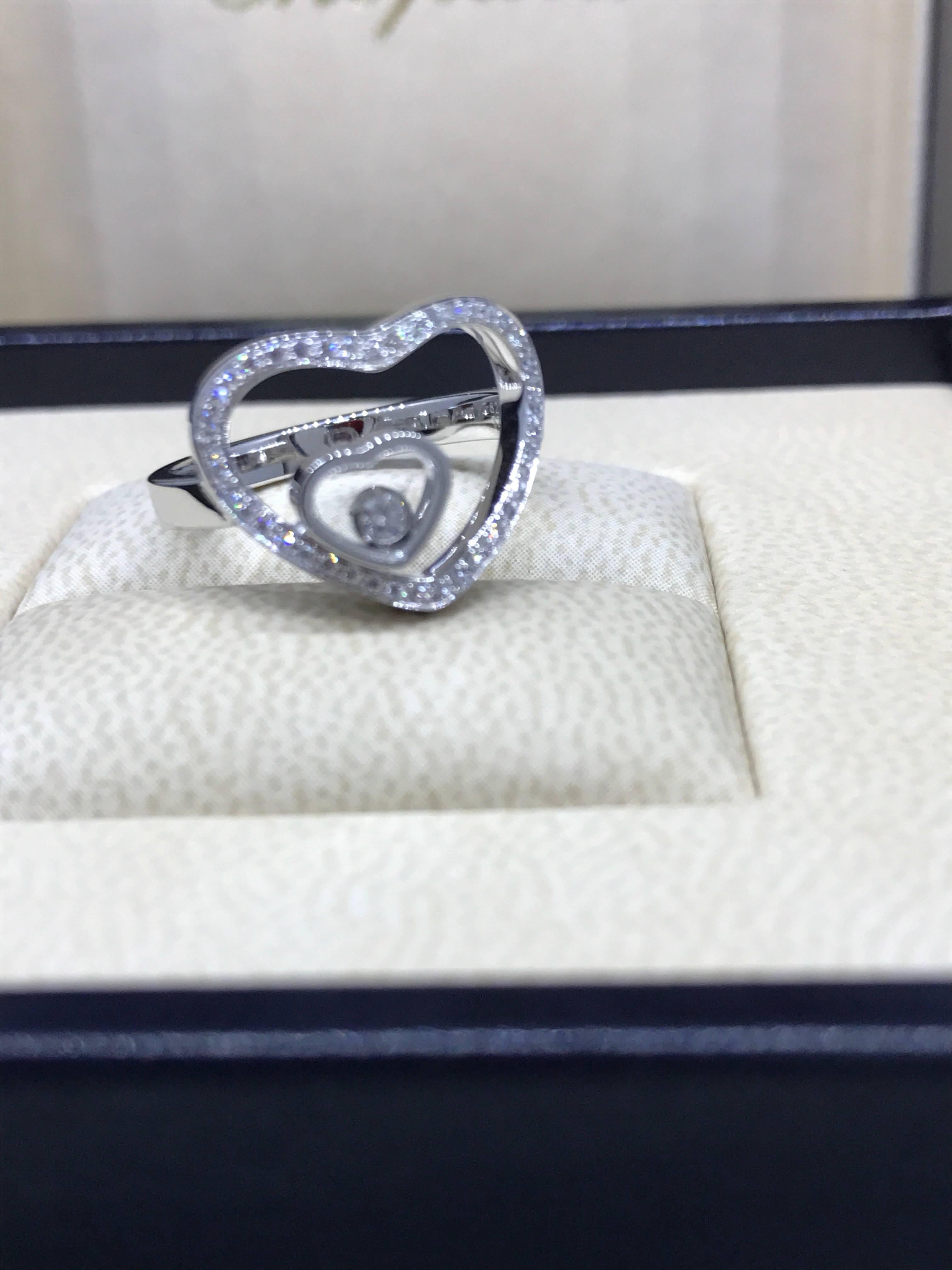 Chopard Happy Diamonds 18 Karat White Gold Diamond Heart Shaped Ring In New Condition For Sale In New York, NY