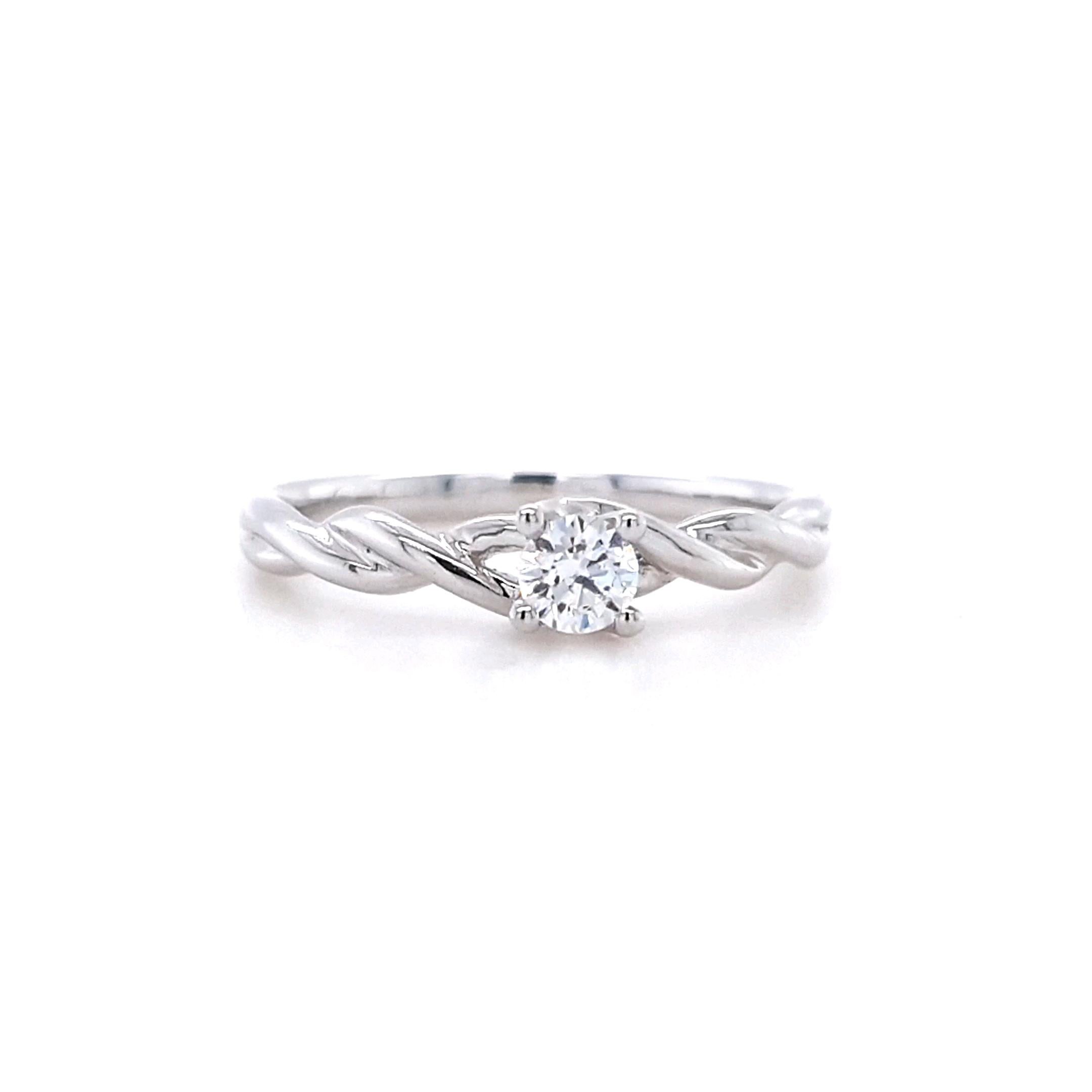 El Anillo de Compromiso Twist de Diamantes Evaline de 0,15 ct es una obra maestra de elegancia y sofisticación, diseñada para captar la esencia del amor eterno. Su belleza atemporal se muestra a través de los exquisitos giros que adornan los hombros
