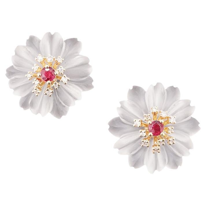 Orecchini a fiore in oro 14K con rubino, diamanti e cristalli di rocca di Fei Liu 0,37 carati in vendita