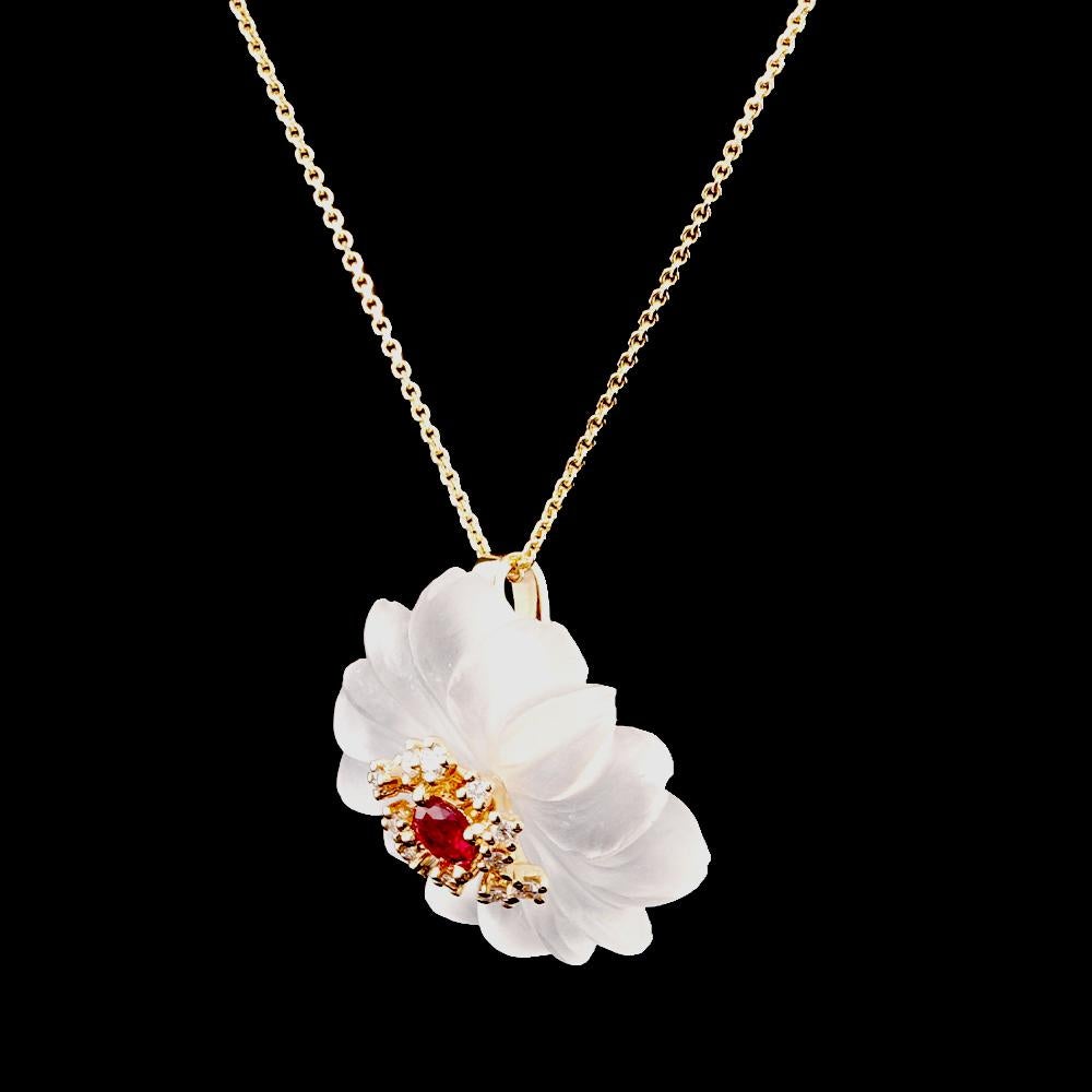 Contemporain Collier à pendentif en or 14ct avec fleur en rubis, diamants et cristal de roche de 0,24ct en vente