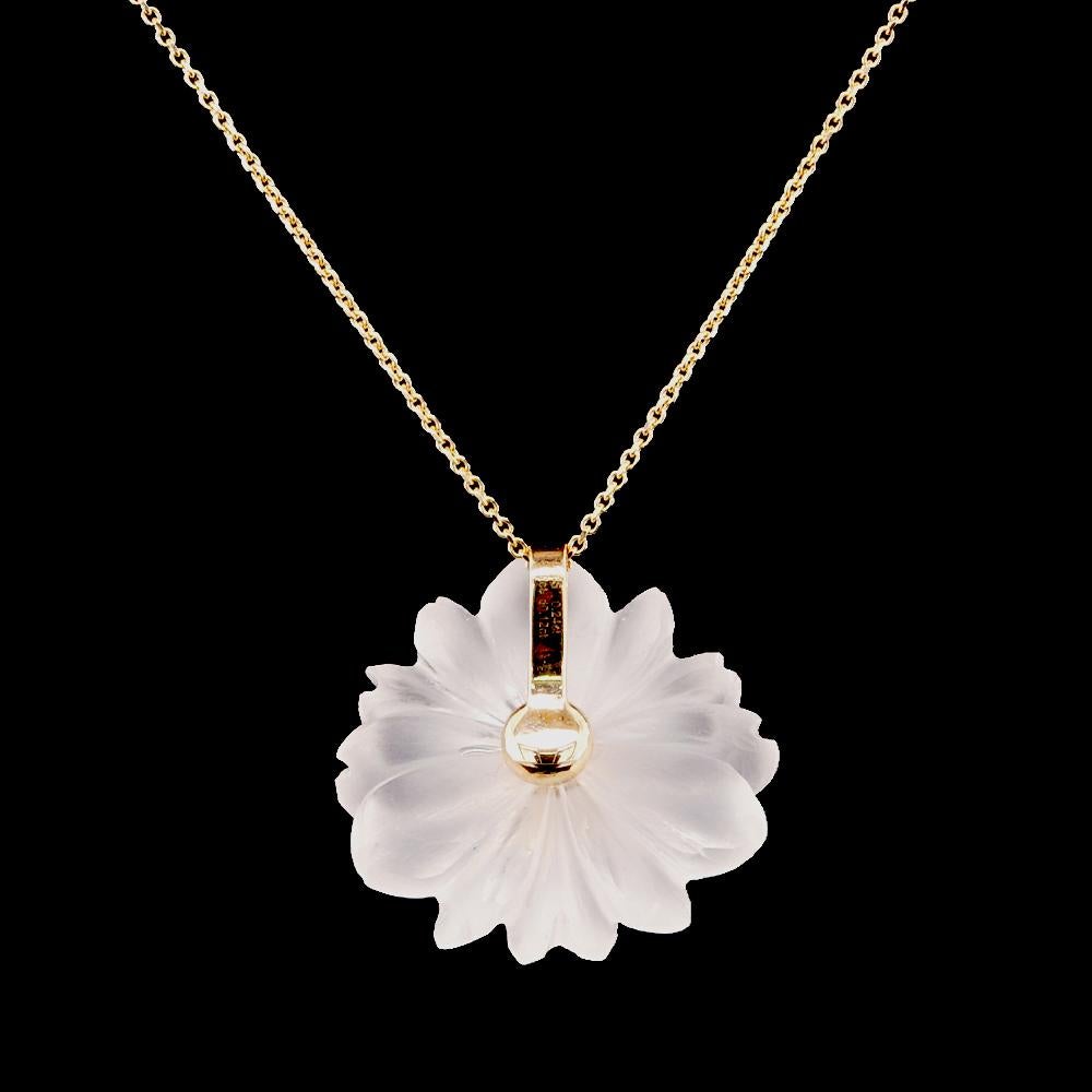 Taille mixte Collier à pendentif en or 14ct avec fleur en rubis, diamants et cristal de roche de 0,24ct en vente