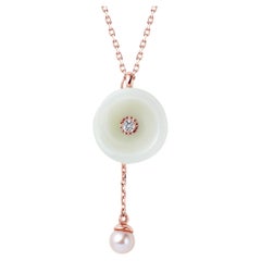 Collana con ciondolo a forma di fiore in giada nefrita, diamanti e perle a goccia, in oro rosa 14 carati