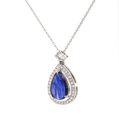Anhänger aus Platin mit Cabochon-Saphir, weißem Topas und Diamanten – Fei Liu