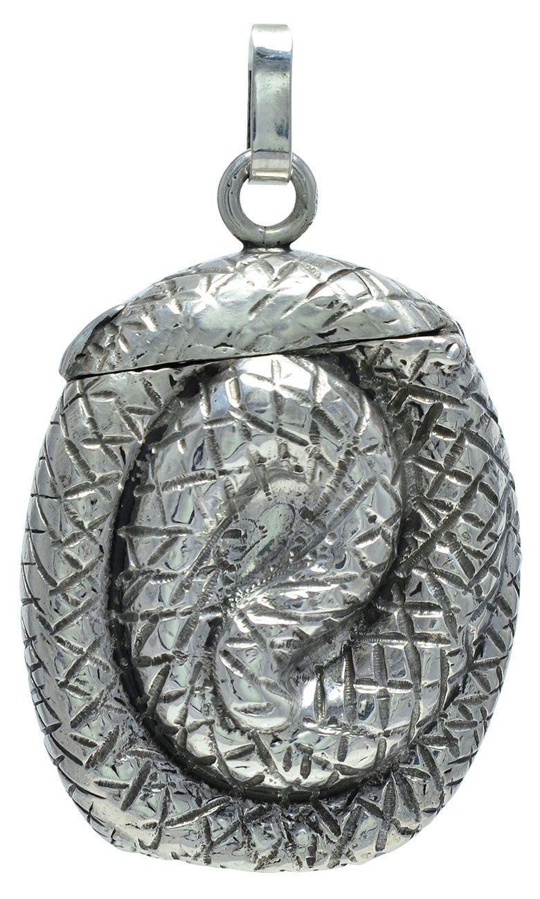 Eine große figurale Sterling Silber Streichholz sicher.  Eine doppelseitige Darstellung einer Schlange.  Gut detailliert, in Hochrelief, mit leuchtend grünen Glasaugen.  Hergestellt in den USA, um 1890.  2