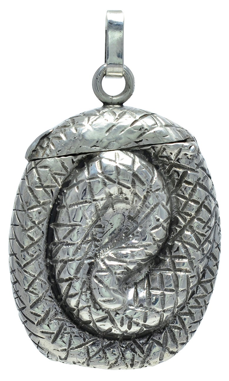 Un superbe porte-allumettes figuratif en argent sterling.  Une représentation double face d'un serpent.  Bien détaillé, en haut-relief, avec des yeux en verre vert vif.  Fabriqué aux États-Unis, vers 1890.  2