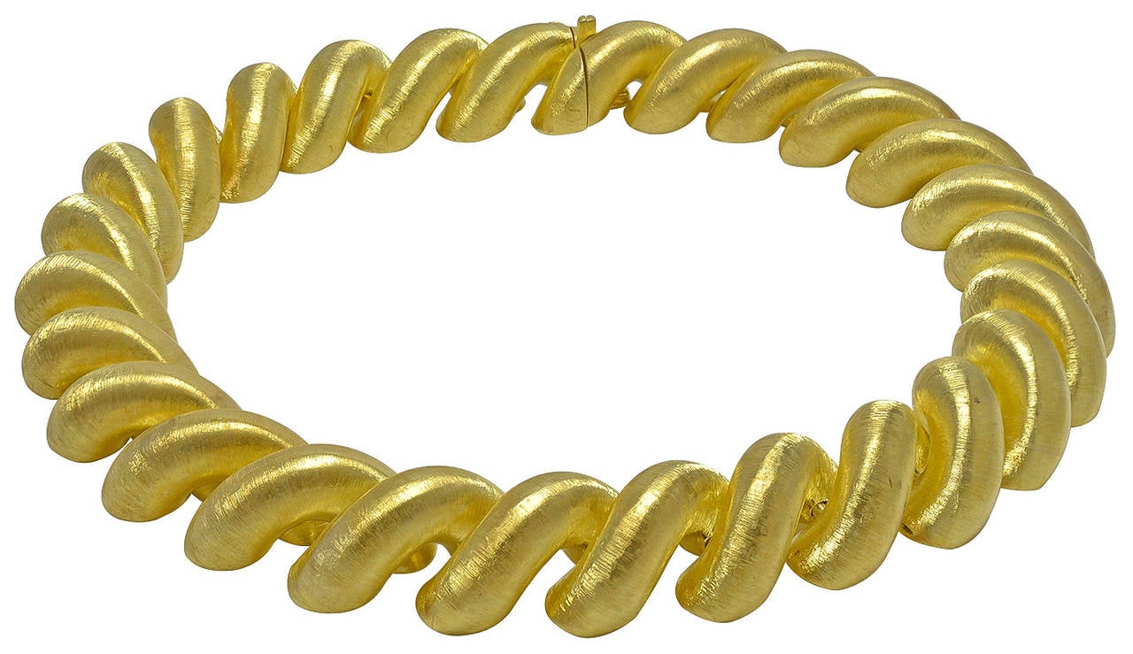 Extraordinary 18k gold Buccellati necklace. Luminous golden finish. 16