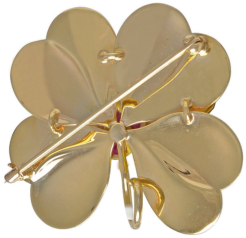 Alfiler grande de trébol de cuatro hojas. Oro rosa de 14 quilates. Engastada con cinco hermosos rubíes facetados y un brillante diamante.  1 3/4