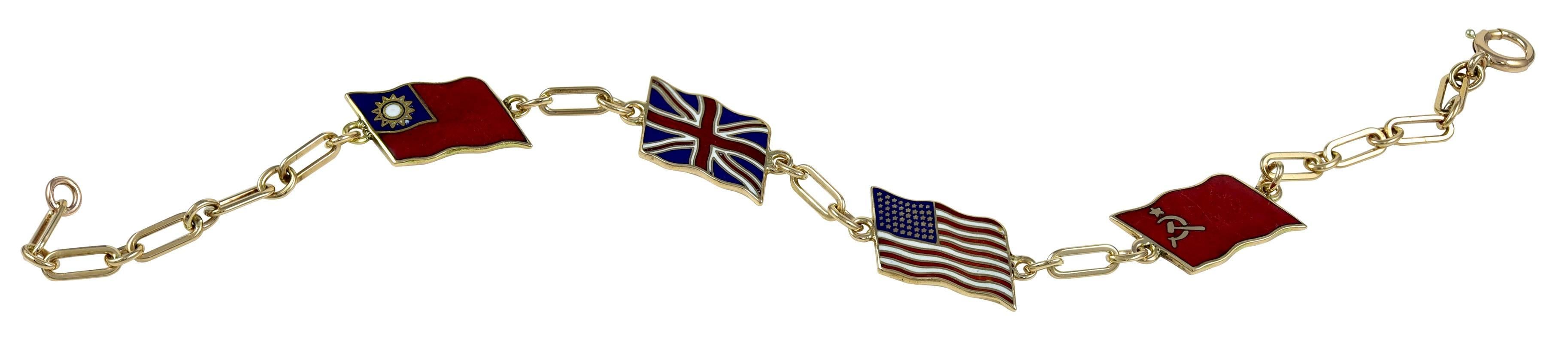 Wunderschönes Armband aus dem Zweiten Weltkrieg:: das die Emaille-Flaggen der alliierten Länder zeigt:  Vereinigte Staaten:: Großbritannien:: Republik China und die Sowjetunion. 14K Gold.  7