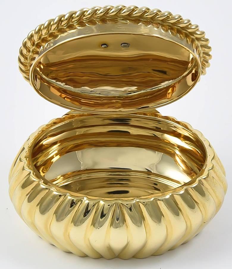 Antike bejeweled Gold Pill Box im Zustand „Hervorragend“ im Angebot in New York, NY