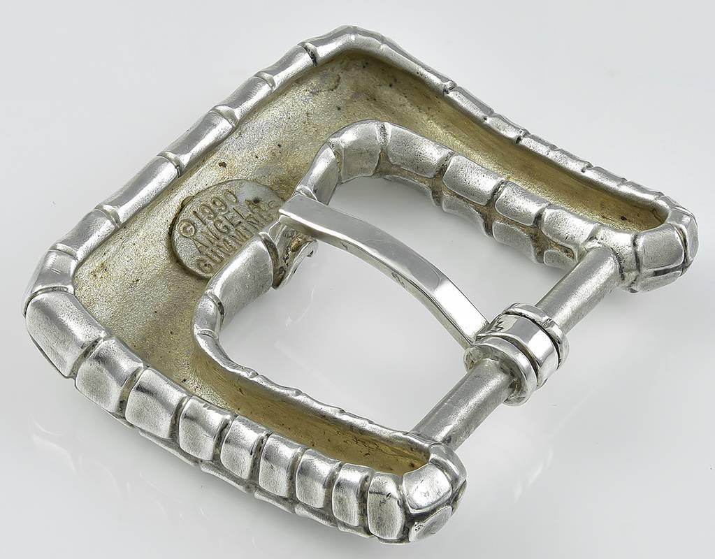 Estate Sterling Silber Gürtelschnalle.  Hergestellt und unterzeichnet von ANGELA CUMMINGS.  Tief eingeprägtes 