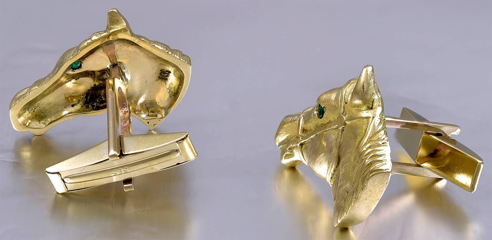Horse Head Gold Cufflinks with Emerald Eyes In Excellent Condition In New York, NY