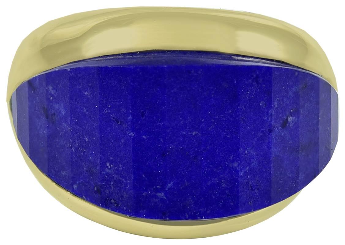 Gewölbter, abgeschrägter Brillantring aus Lapis.  Der Lapislazuli ist über den gesamten Ring hinweg mit schlanken Facetten eingelegt.  Schöne Farbe.  14K Gelbgold.  Größe 7 1/2 und kann individuell angepasst werden.  Ein schlankes, unverwechselbares