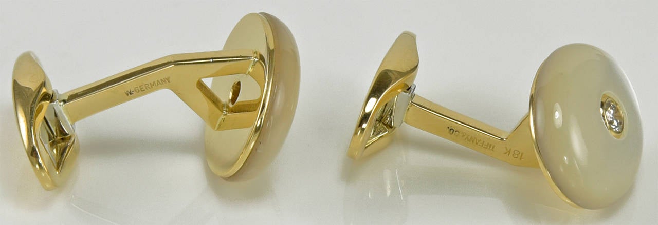 Außergewöhnliche ovale Manschettenknöpfe aus Perlmutt.  Hergestellt und signiert von Tiffany & Co. 

Schön gemacht in 18K Gold mit einem brillanten Diamant in der Mitte.  Sehr ausgeprägt.
Alice Kwartler verkauft seit über 40 Jahren feinsten