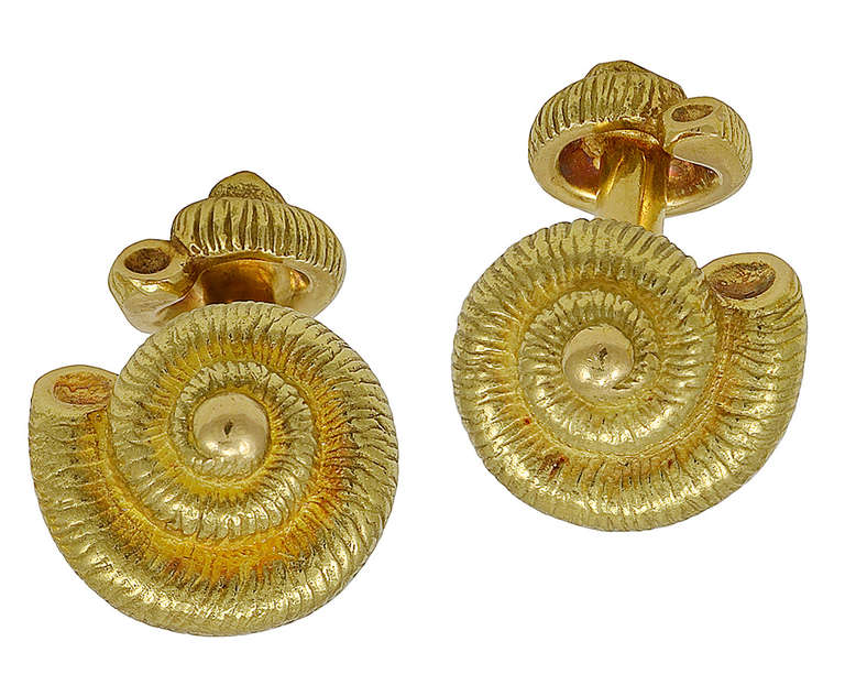 Very handsome figural shell cufflinks, 18K gold, made and signed 
by Tiffany & CO. Three dimensional shells with well-detailed gold finish.
A large shell on the front, a smaller shell on the back.Solid
A polished beautiful look.