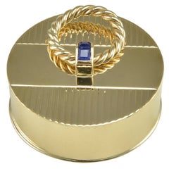 Cartier, boîte à pilules ronde gravée en or et saphir