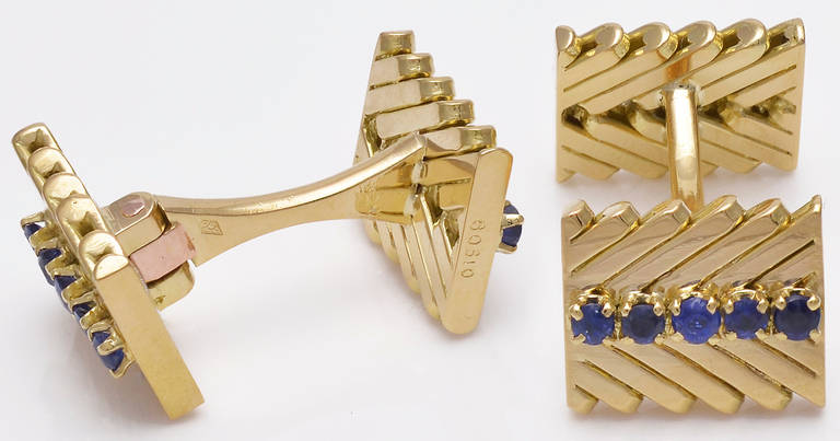 Very handsome 18K yellow gold double-sided cufflinks, made and signed by VCA Paris. Chevron pattern intersected by a row of faceted sapphires, set in relief.
A very polished and distinctive cufflink