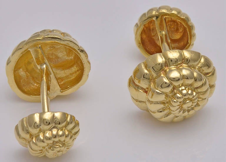 Gold Figural Shell Cufflinks In Excellent Condition In New York, NY