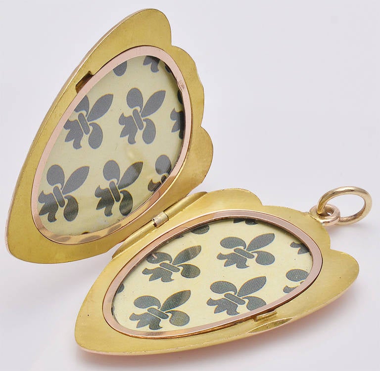 Outstanding 14K gold antique figural heart double locket. Rare large size.
Set with a natural sapphire and three faceted diamonds, surrounded by an embossed floral boarder. Vert solid. A beautiful piece of  jewelry.