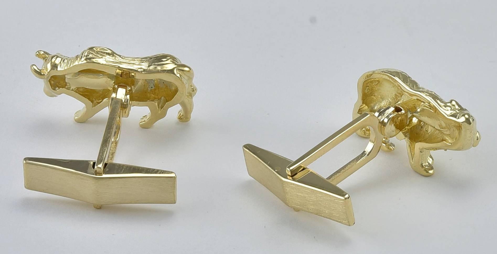 Bull & Bear Gold Cufflinks In Excellent Condition In New York, NY