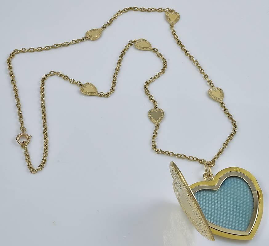 Superb Large Gold Heart Locket and Heart Chain In Excellent Condition In New York, NY