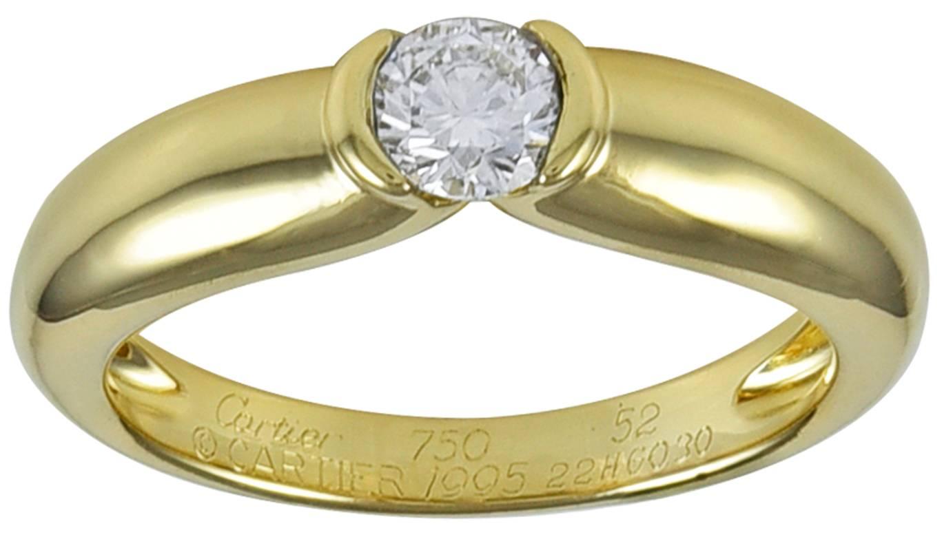 Jolie bague en or jaune 18K. Réalisé, signé et numéroté par Cartier. Serti d'un diamant rond brillant à facettes de 0,30 carat. Taille 6 et peut être personnalisé. Une bague classique et élégante.

Alice Kwartler Antiques vend les plus beaux