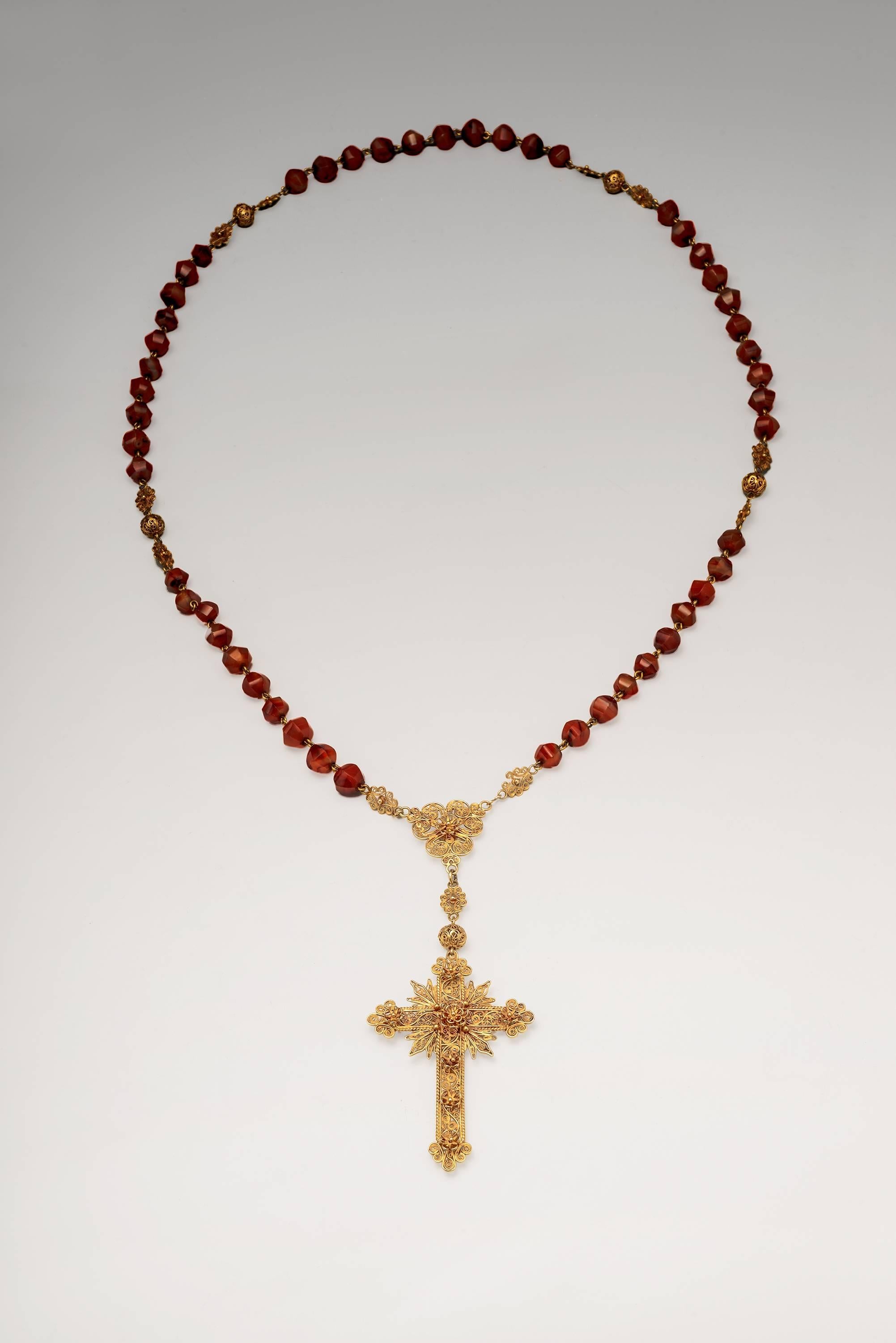 Großes & schönes Kreuz aus 18K Gold. Hervorragend. An einer 34-Zoll-Kette mit großen facettierten Karneolsteinen, durchsetzt mit Goldgliedern und Kugeln. Sehr feine durchbrochene und applizierte Goldarbeit; beidseitig verarbeitet. Das Kreuz ist 4