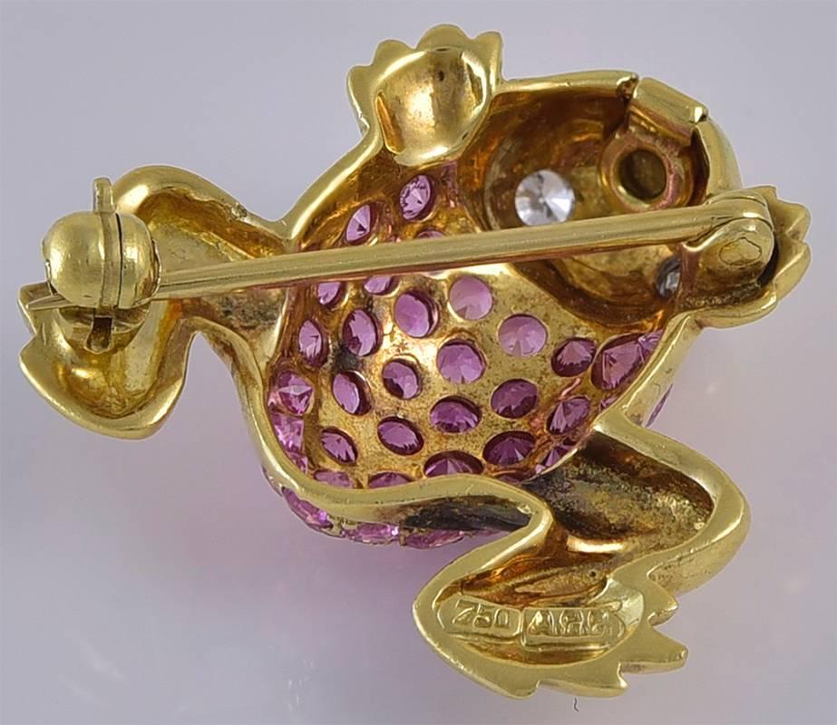 Adorable Sapphire Diamond Gold Frog Pin In Excellent Condition For Sale In New York, NY