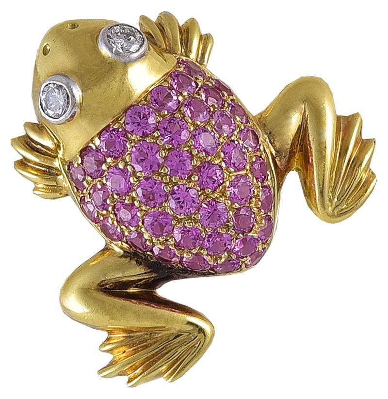 Frog Pin in Gold with Diamonds and Sapphires In Excellent Condition For Sale In New York, NY