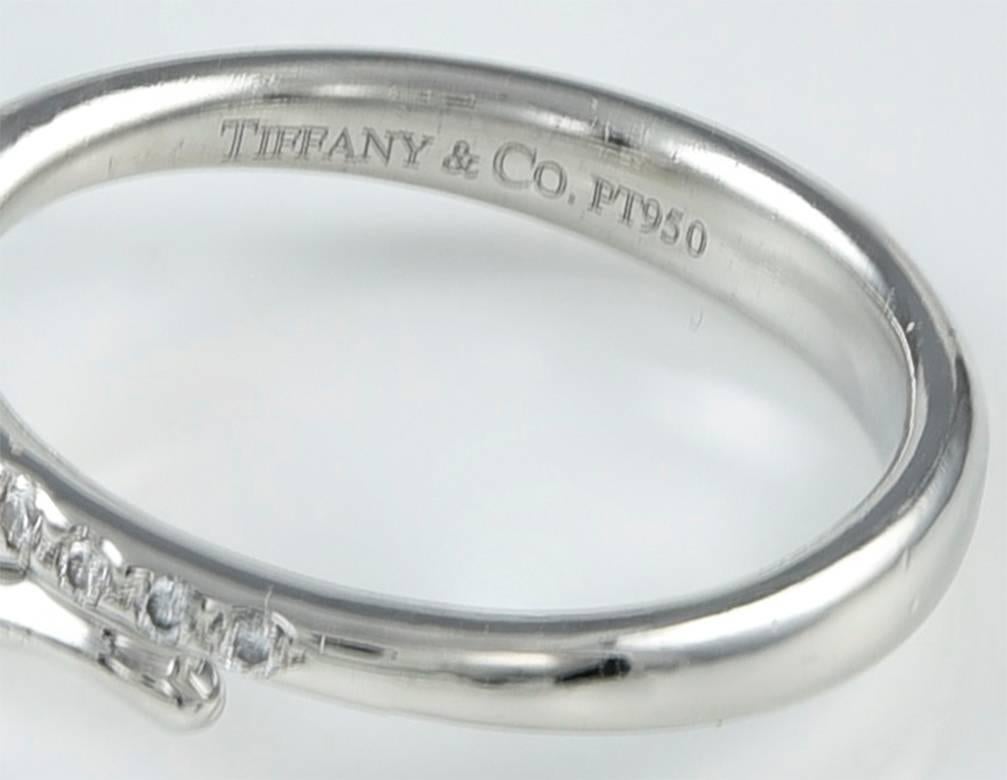 Sinnlicher Schlangenring, hergestellt von Elsa Peretti für TIFFANY & CO.  Platin, mit Diamanten besetzt.  Wird um den Finger gewickelt.  Größe 6 1/2.  Ein schöner Ring.

Alice Kwartler verkauft seit über 40 Jahren feinsten Gold- und Diamantschmuck