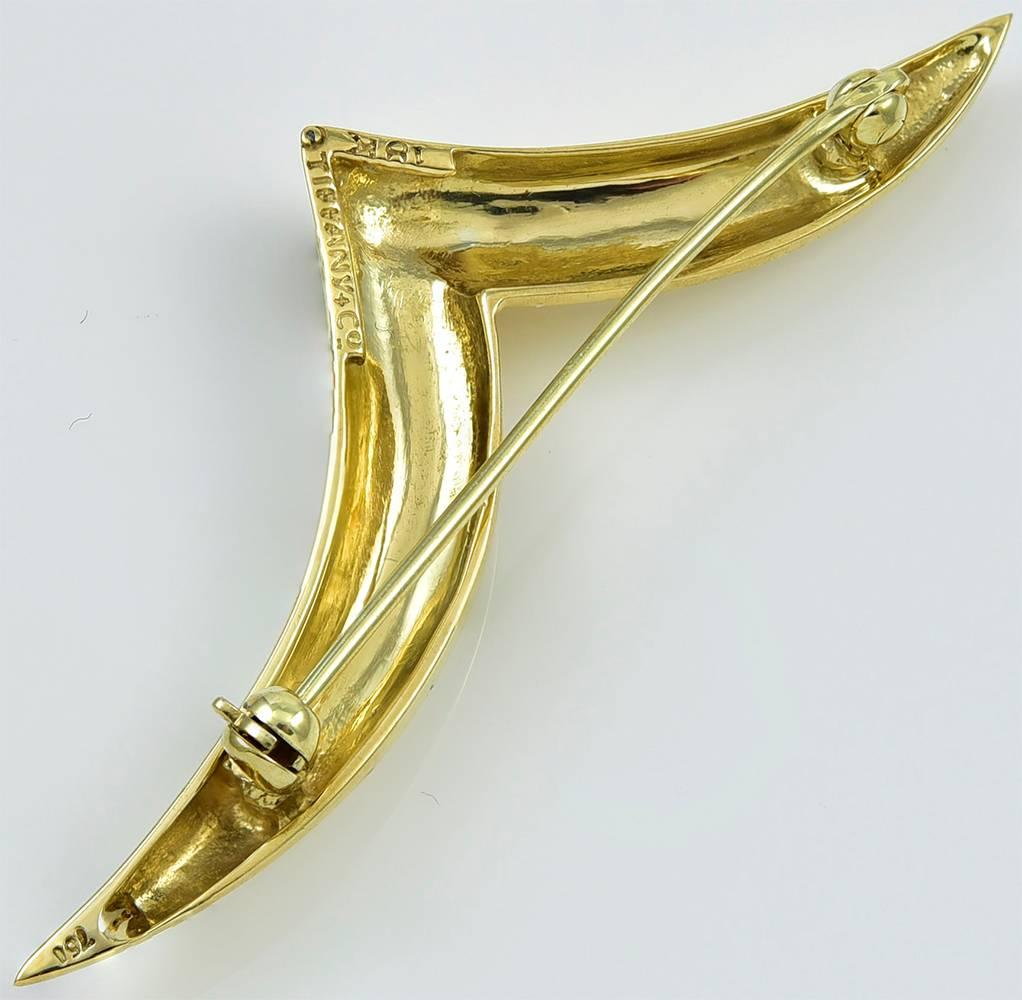 Classic seagull pin, set with diamonds.  Made and signed by TIFFANY & CO.
18K yellow gold.  2