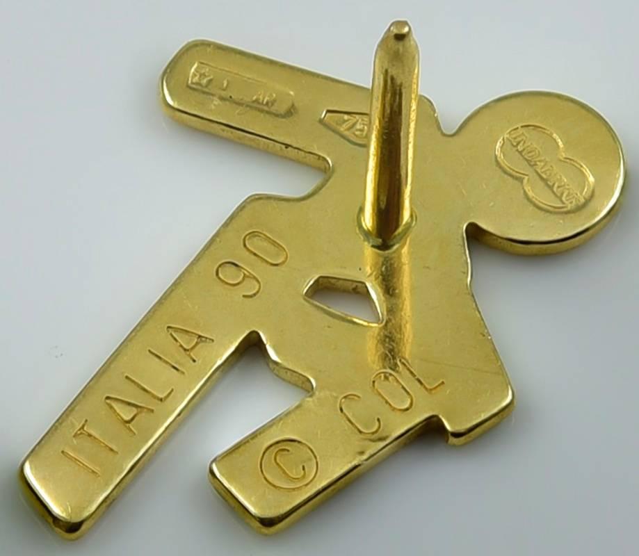 Charmante Fußballer-Figur als Anstecknadel.  18 Karat Gelbgold, mit grüner, roter, schwarzer und weißer Emaille.  1/2