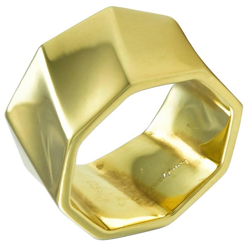 Chic moderne wide 18K yellow gold ring.  Made and signed by FRANK GEHRY. Shiny gold finish, with all around diagonal line pattern.  Size 7 1/2.  1/2