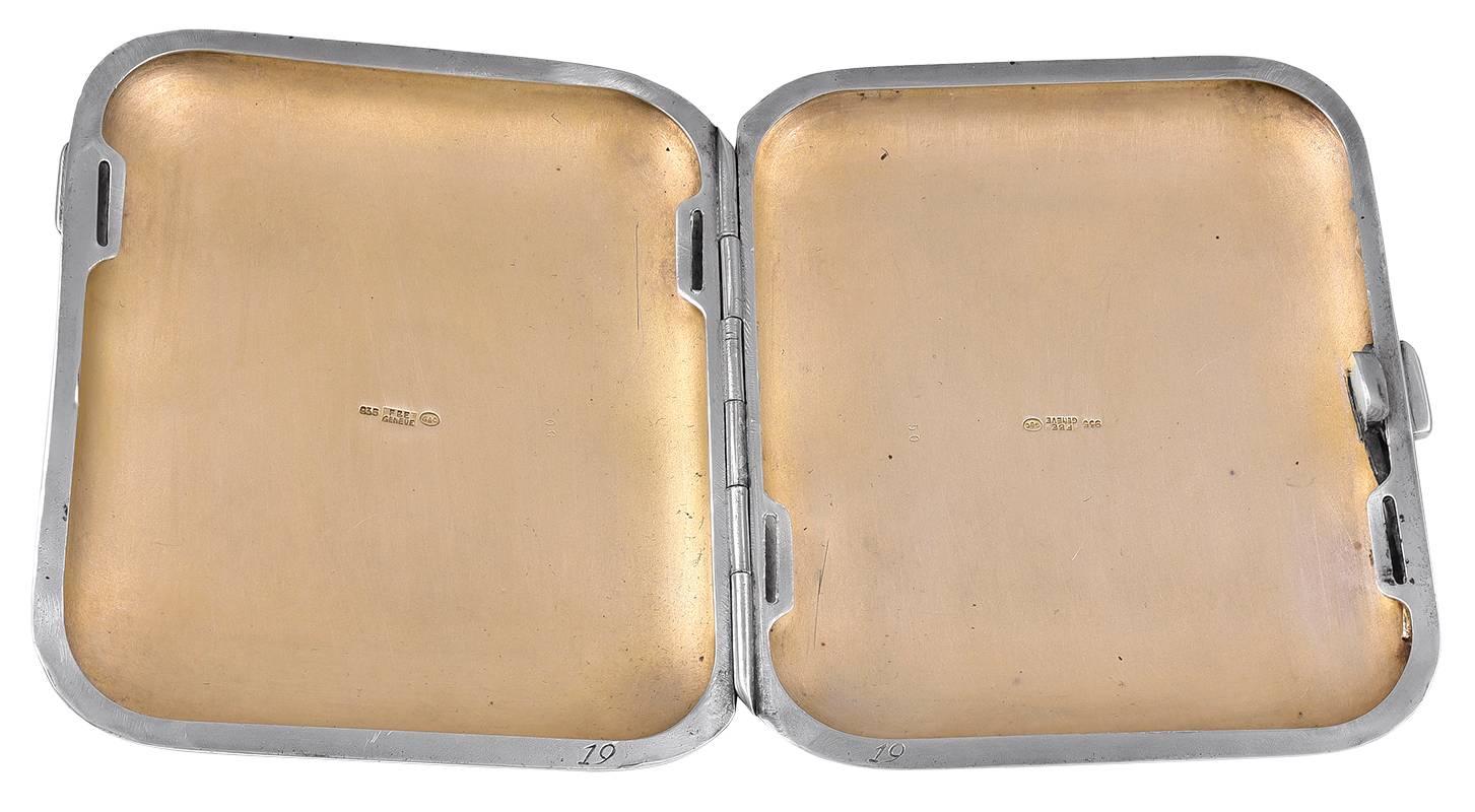 Raffinato astuccio con cerniera in argento e smalto.  Raffigura una graziosa donna nuda nel suo boudoir, con un serpente e un vaso di incenso.  Prodotto in Svizzera, 1910 circa.  Il retro non è mai stato monogrammato; l'interno è color limone