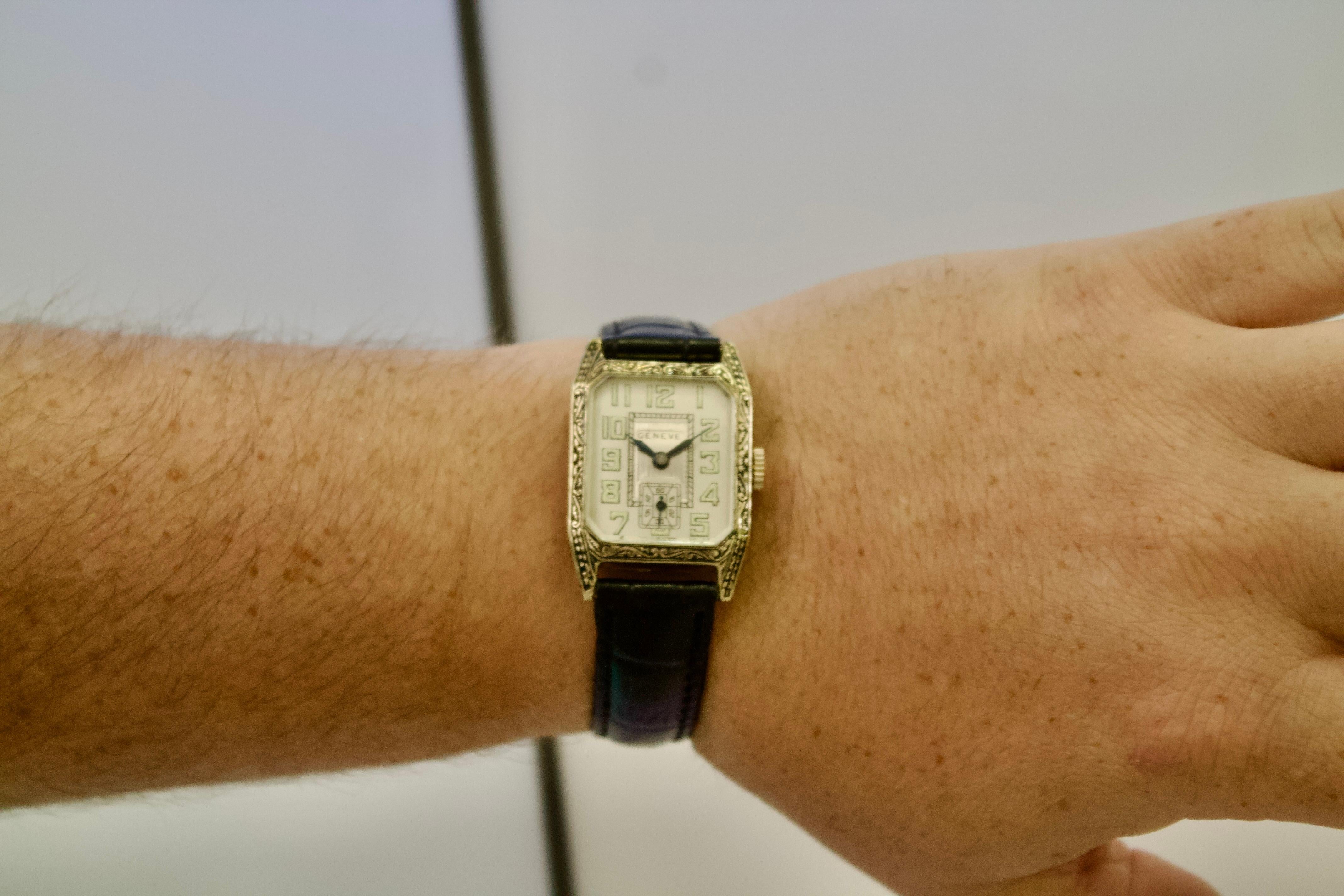 Orologio da polso Art Deco Genève in oro 14k inciso, datato 1931 - Un cimelio senza tempo

Raro manufatto dell'artigianato dei primi del Novecento, questo squisito orologio da polso di Genève è racchiuso in una cassa in oro giallo 14k incisa a mano,