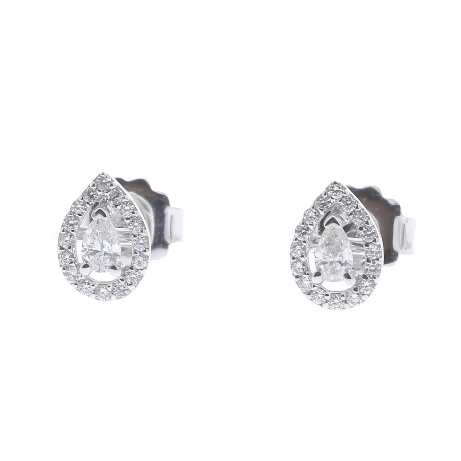 Ohrringe mit birnenförmigen Diamanten, besetzt mit einem Halo aus runden Diamanten mit einem Gewicht von 0,22 
karat, in dessen Zentrum ein Marquise-Diamant von 0,14 Karat steht.
Insgesamt wiegen diese Ohrringe 0,36 Karat.
Die Diamanten sind