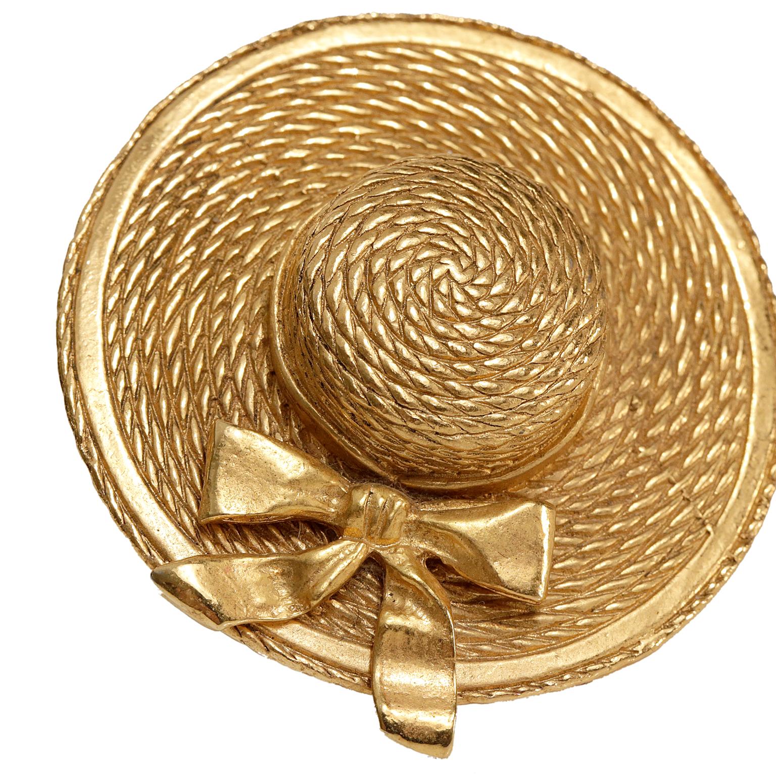 Chanel Gold Vintage Hat Pin- Excellent Condition
  A beautiful addition to any collection.  Gold tone straw hat with large bow.  Secures with a straight pin on the rear.  Made in France.
A487