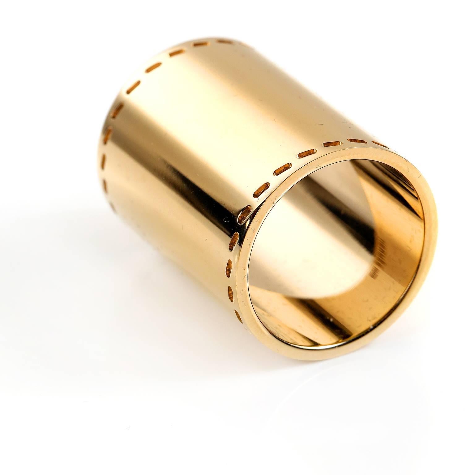 Hermès Gold Tone Scarf Ring is in mint condition. 
Elegant and simple design adds panache to any scarf.
A261

